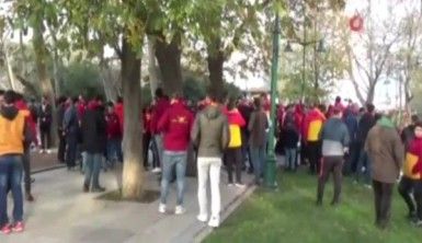 Galatasaray taraftarından meşaleli şov