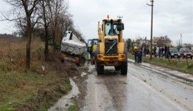 Yoldan çıkan tır bahçeye daldı