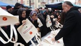 Tahsin Babaş, bez alışveriş torba dağıtımının startını Salı Pazarı’ndan verdi