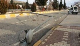 Şiddetli rüzgar elektrik direğini devirdi