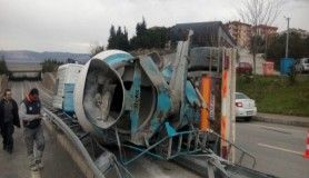 Kontrolden çıkan beton mikseri yola devrildi