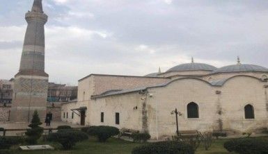 890 yıllık cami yıllara meydan okuyor