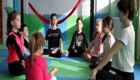 Minik öğrenciler yarıyılda 'yoga' yapıyor