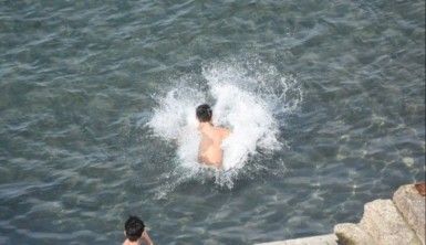 Kış ortasında denize girdiler