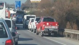 Yolcu otobüsüyle tır çarpıştı, 18 yaralı