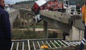 Viyadükte asılı kalan tır şoförü böyle kurtarıldı