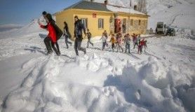 Karlı yolları aşarak köy çocuklarına 'mutluluk' taşıyorlar