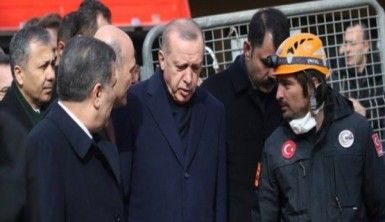 Cumhurbaşkanı Erdoğan çöken binada incelemelerde bulundu