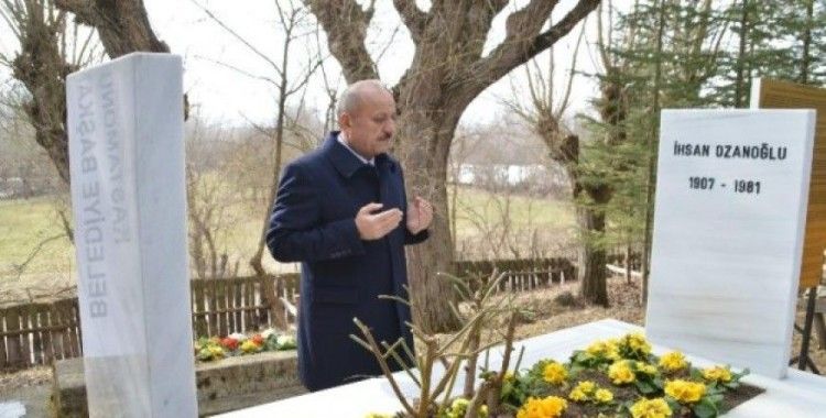 'Çanakkale' türküsünün yazarı Halk Ozanı İhsan Ozanoğlu, mezarı başında anıldı