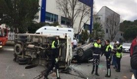 Manisa'da kamyonet ile otomobil çarpıştı: 3 yaralı