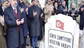 Dünya Şampiyonu güreşçi, mezarı başında anıldı