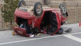 Hastane yolunda takla atan otomobilde anne ve oğlu yaralandı