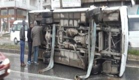 Kocaeli'nde servis minibüsü devrildi