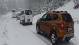 Karda mahsur kalan araçları ekipler kurtardı