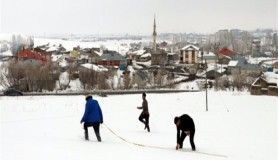 Kar üzerine Türk bayrağı yaptılar