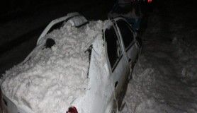 Çatılardan düşen kar ve buz kütleleri 10 araca zarar verdi