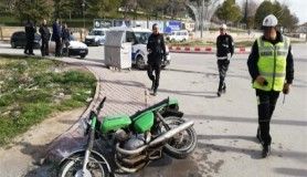 Sahibi tarafından ateşe verilen motosikleti polis söndürdü