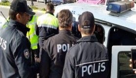 Taksiciyi rehin alan kadın, polisleri zor anlar yaşattı