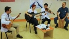 Sağlıkçılar iş stresini kurdukları müzik grubuyla atıyor