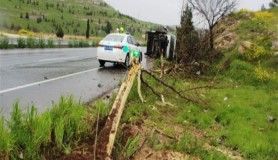 Servis minibüsü ağaçları yerinden söküp devrildi