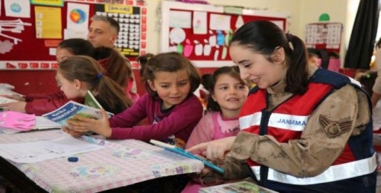 Jandarmadan öğrencilere kitap hediyesi