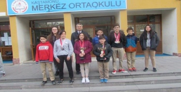 Merkez Ortaokulu yüzücüleri, madalyaları topladı