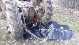 Devrilen traktörde eski muhtar ve eşi can verdi