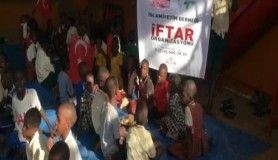 Afrika'da yetimlere iftar yemeği