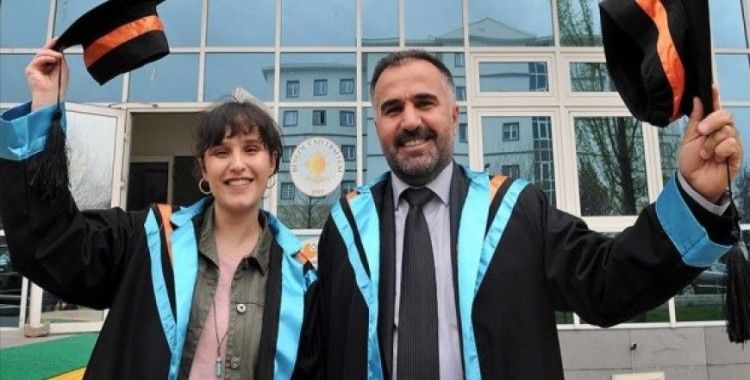 Baba 47 kızı 22 yaşında aynı üniversiteden mezun oldu