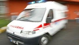 Yaralı taşıyan ambulansın önünü kestiler