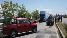 Manavgat'ta kamyonetler kafa kafaya çarpıştı, 1 yaralı