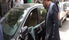 Herkesin gözü önünde otomobilin camını patlatıp hırsızlık yaptılar