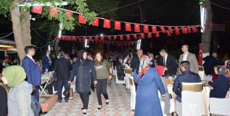 Lapseki’de şehit ve gazi ailelerine iftar verildi