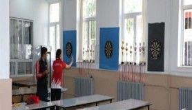 Okul yemekhanesindeki dart tahtasından madalya çıkardı