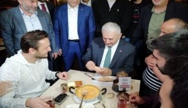 Binali Yıldırım vatandaşlarla sahur yaptı