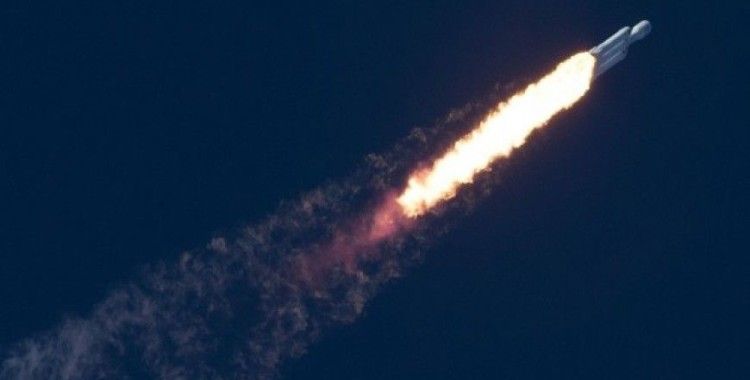 SpaceX internet uydularını uzaya fırlattı