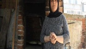 Elinin hamuruyla ekmeğini 'taş fırın'dan çıkarıyor