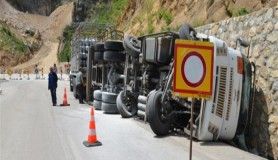 Tüp yüklü kamyon devrildi