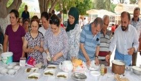 Yoğurt yeme yarışması renkli görüntüler oluşturdu