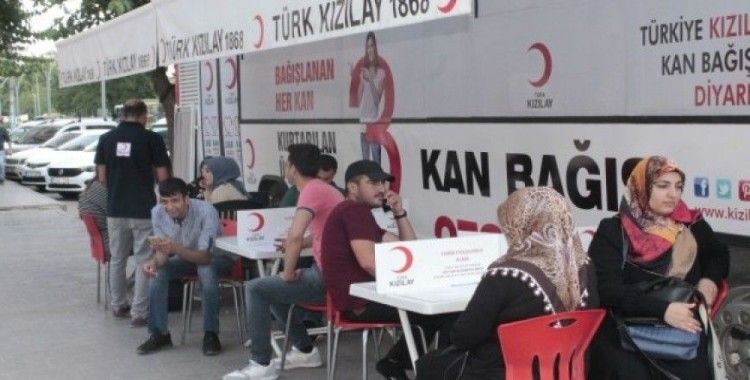 Diyarbakırlılar kan vermek için kuyruğa girdi