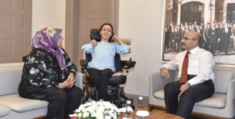 Engelli Damla, yaptığı portreyi Vali Demirtaş’a hediye etti