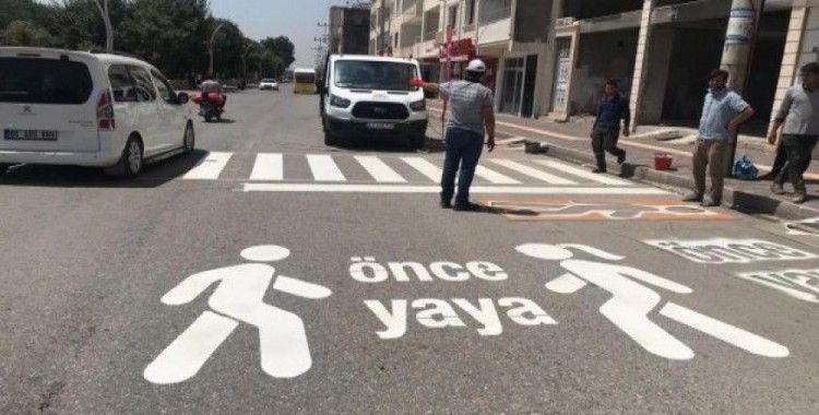 Yaya geçitlerine Kürtçe ve Türkçe, uyarı ikonları yazılmaya başlandı