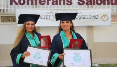 Aynı bölümde okuyan anne-kız derecelerle mezun oldu