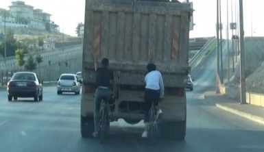 Hafriyat kamyonunun arkasına tutunan gençler böyle kaçıştı