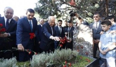 Bahçeli, Türkeş'in anıt mezarını ziyaret etti