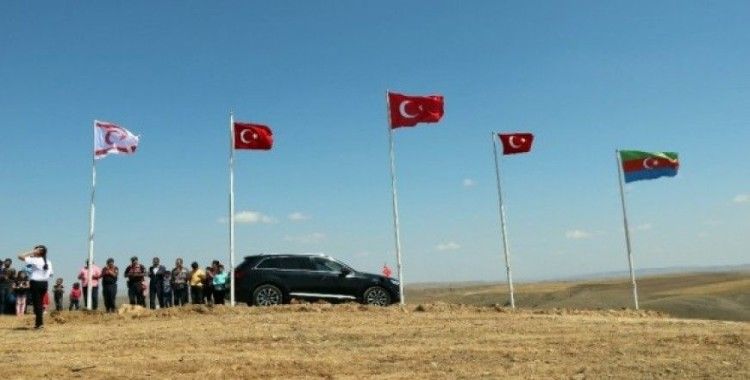 Köylerinin en yüksek tepesine Türk, KKTC ve Azerbaycan bayrağı diktiler