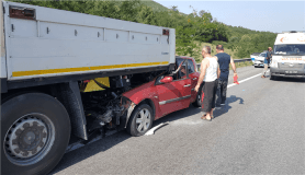 Tır saplanan otomobili metrelerce sürükledi: 4 yaralı