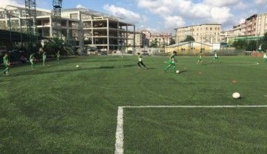 Futbolcuların antrenmanını izleyip, soyunma odasındaki eşyaları çaldı