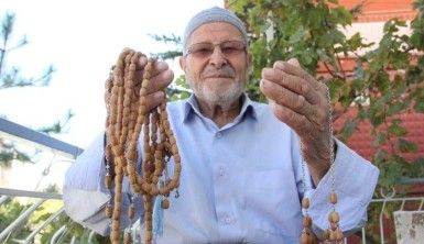 Zeytin çekirdeklerinden tespih ve kolye yapıyor