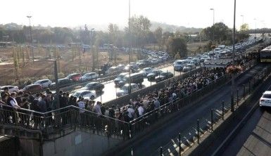 Altunizade metrobüs durağında aşırı yoğunluk